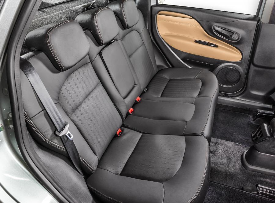 Интерьер Fiat Linea Absolute 2014 года  (фото 13 из 24)